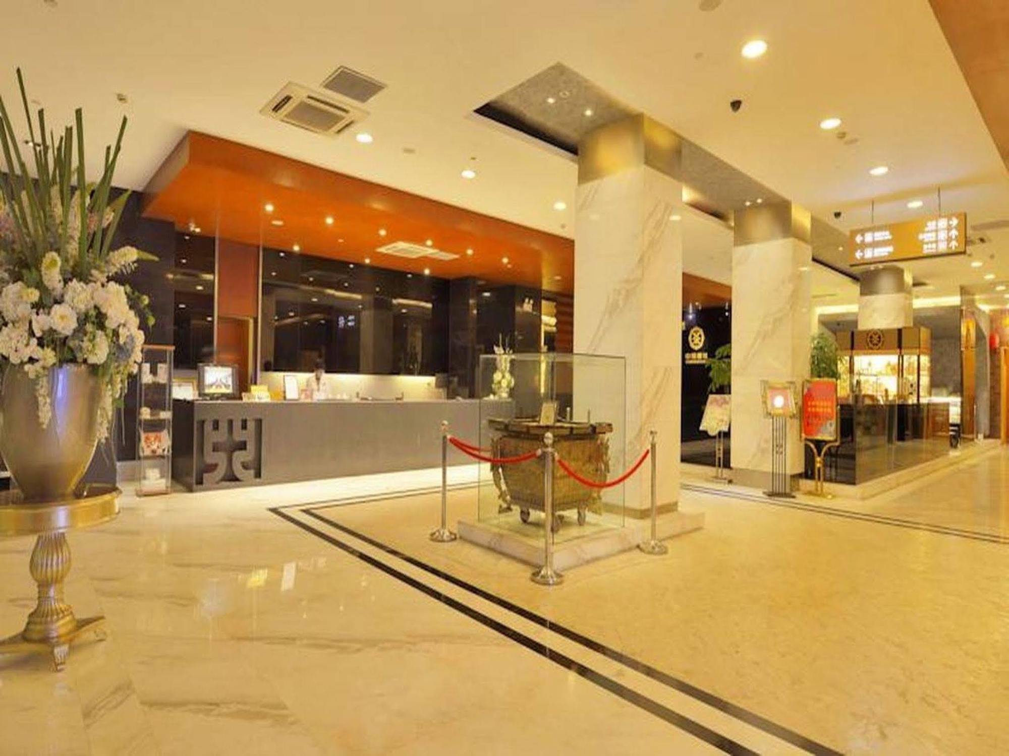 Kingtown Hotel Hongmei Shanghai Bagian luar foto