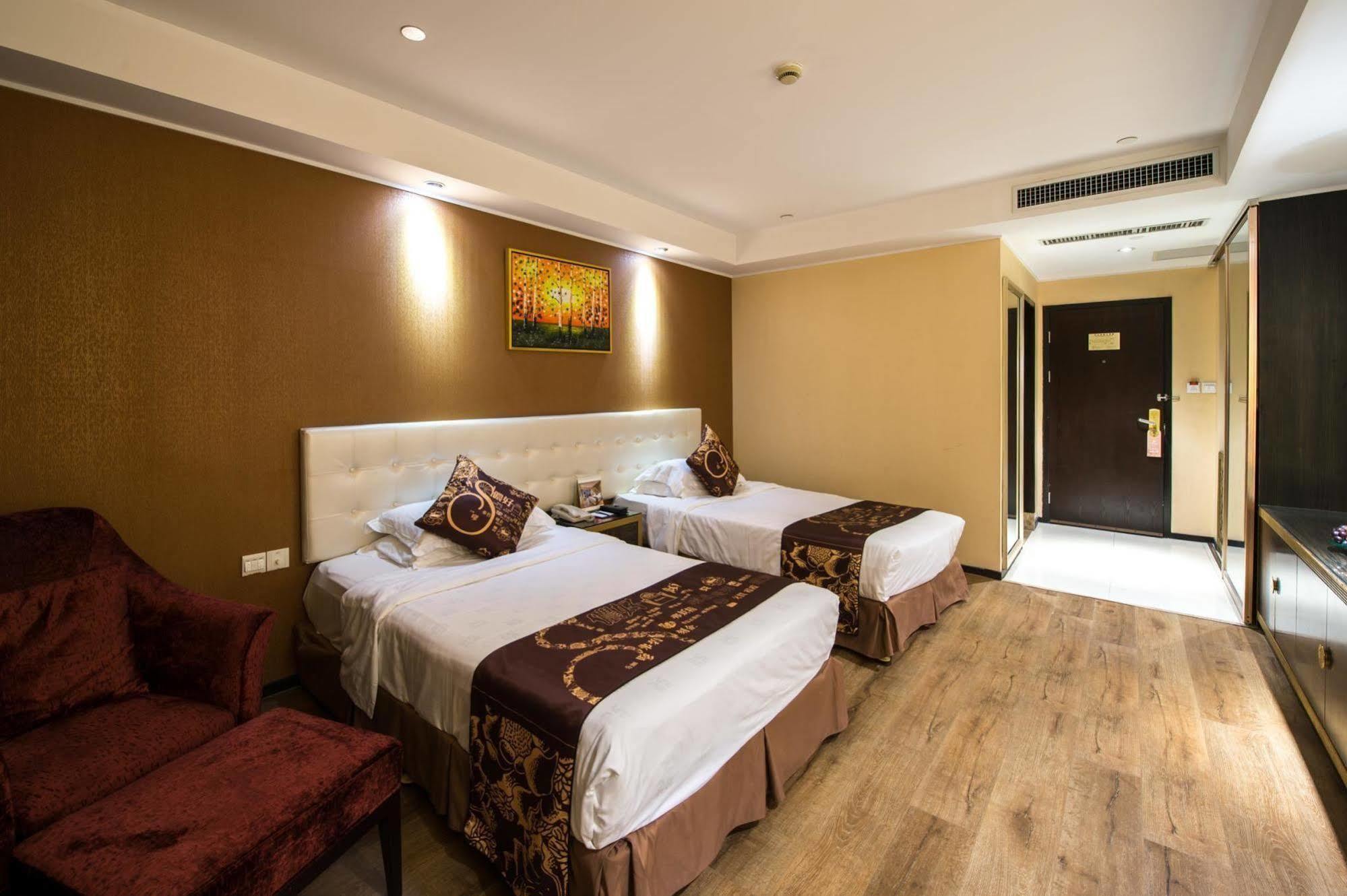 Kingtown Hotel Hongmei Shanghai Bagian luar foto
